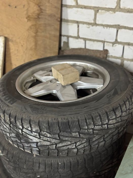 Продам диски з зимовой гумой Roadstoune 225/65 r17