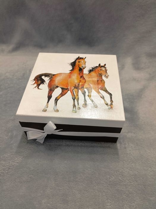 Szkatułka Konie pudełko drewniane z konikami