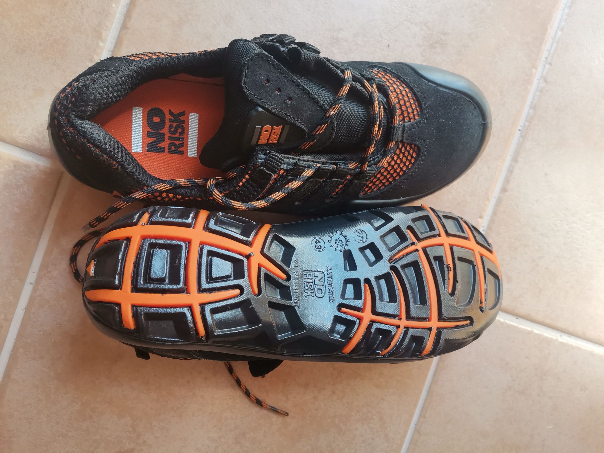 Sapatos de Segurança 2W4 Novos nº43
Em pele com biqueira de aço 
Porte