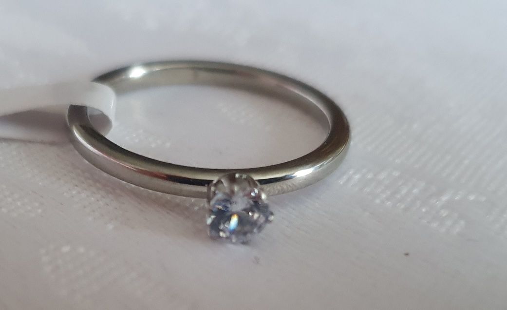 Delikatny pierścionek w kolorze srebra z diamencikiem 18