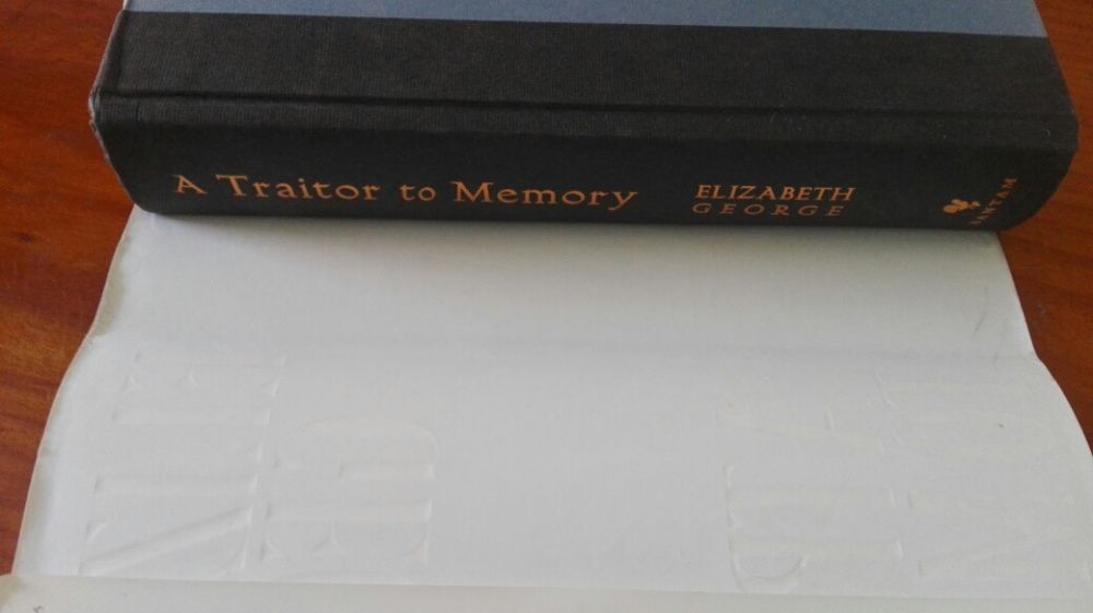 Livro A traitor to memory de Elizabeth George