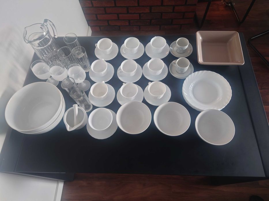 miski, filiżanki, talerze, kieliszki, szklanki, dzbanek, moździeż