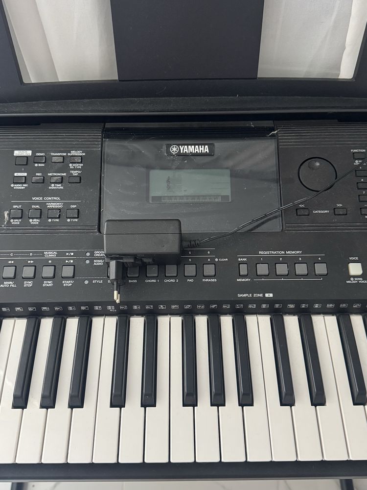 Синтезатор Yamaha PSR-E463 + пюпітр, блок живлення