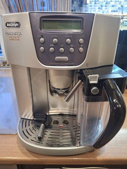 Кавомашина Delonghi magnifica pronto cappuccino