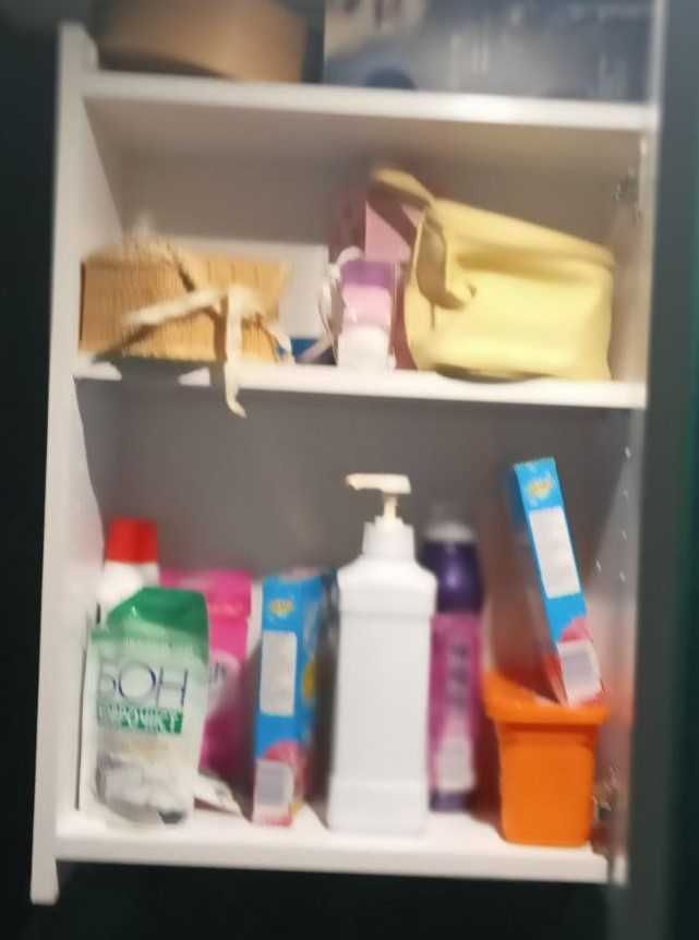 Навесной зеркальный шкаф в ванную комнату