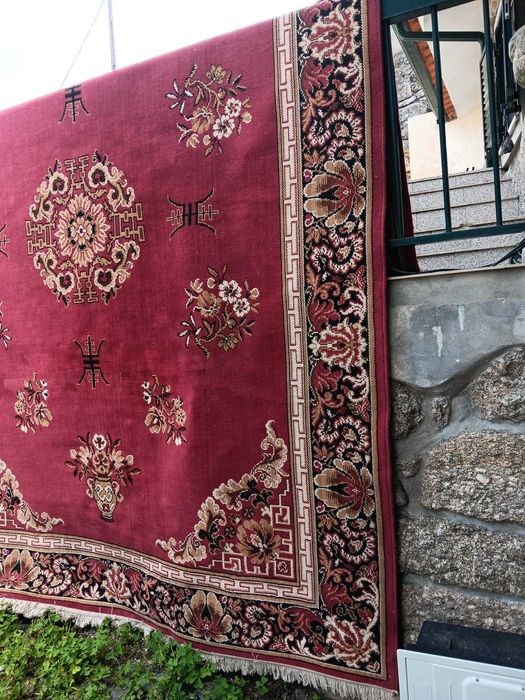 Tapete oriental chinês clássico – tons vermelho vinho