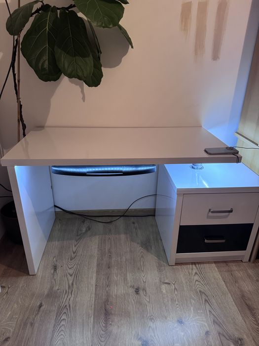 Biurko pokojowe podwietlane z szufladami
