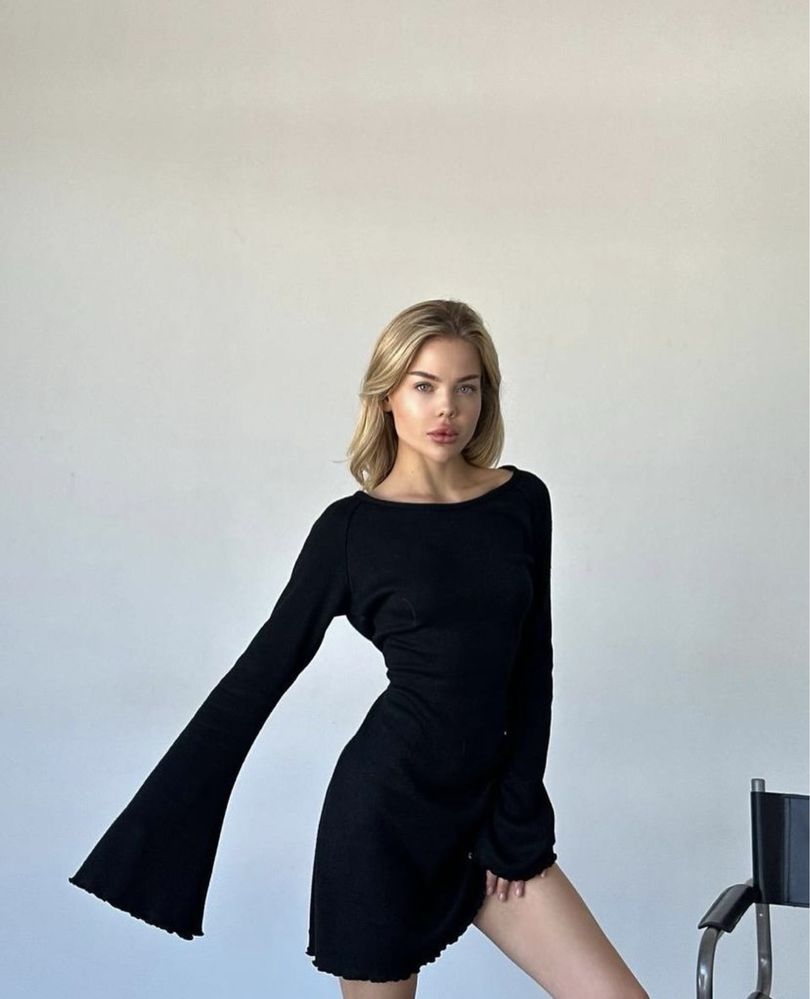 Чорна сукня з відкритою спинкою