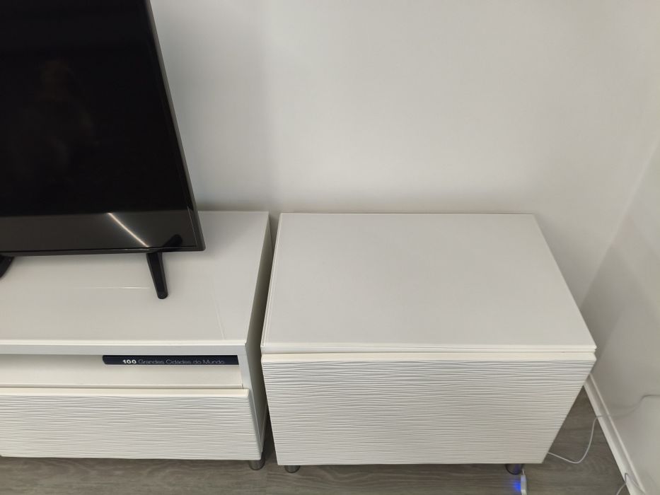 Vendo móvel tv, cor branco sem vidro. Tem 2.40 na totalidade