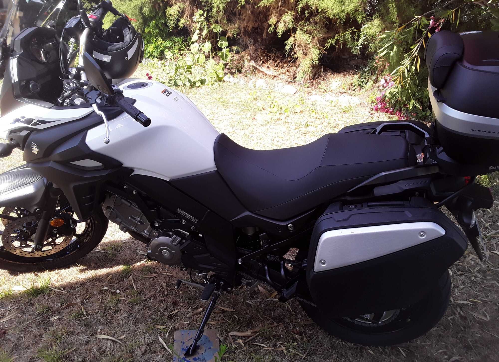 650 VSTROM 2022 com armazenamento de bagagem