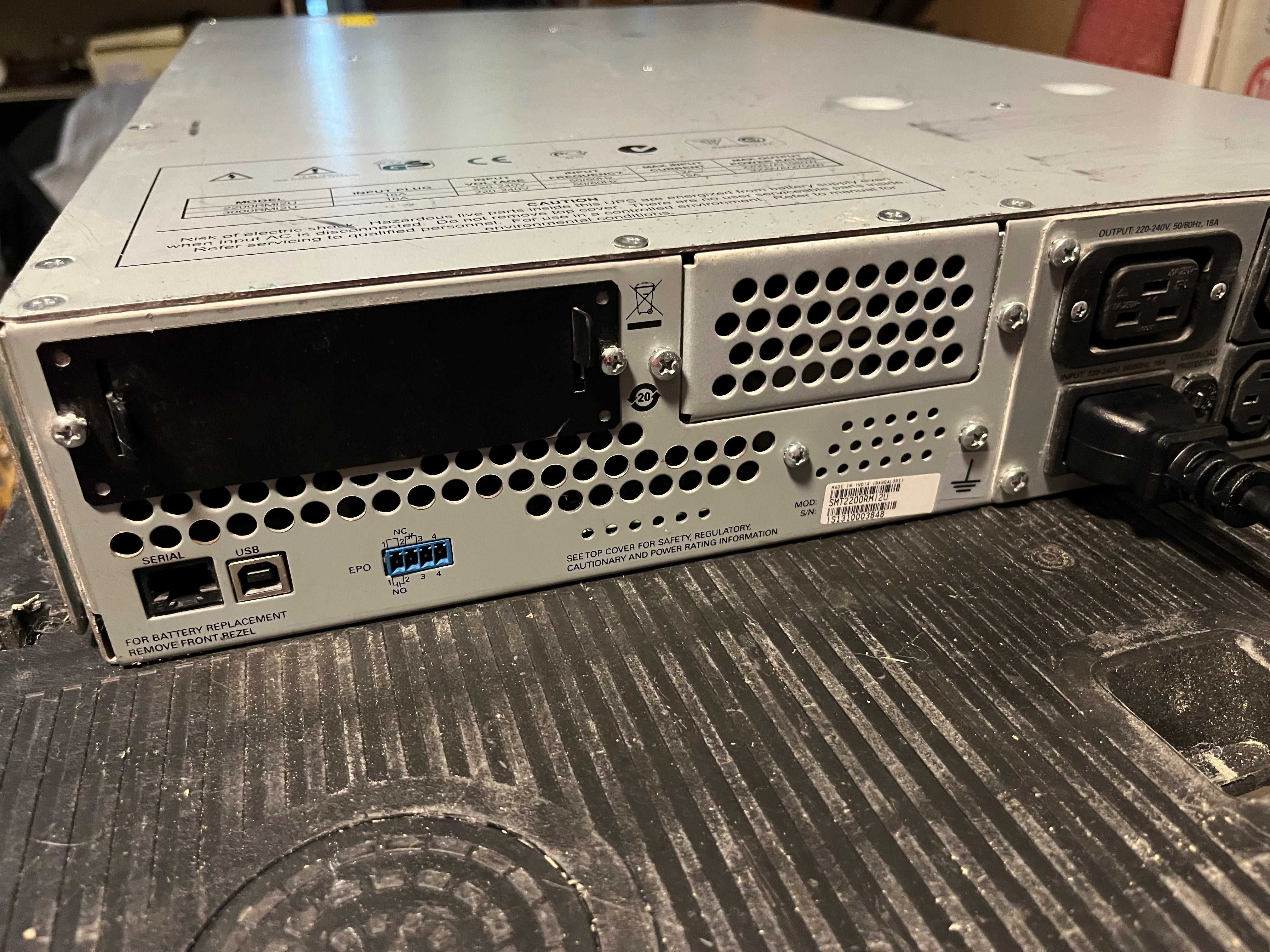 Zasilacz UPS APC SMT2200RMI2U - nowe akumulatory, szyny do szafy rack