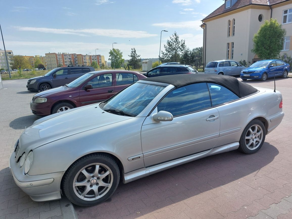 Mercedes CLK Pakiet AMG 208 W Cabrio 3.2B 218 km