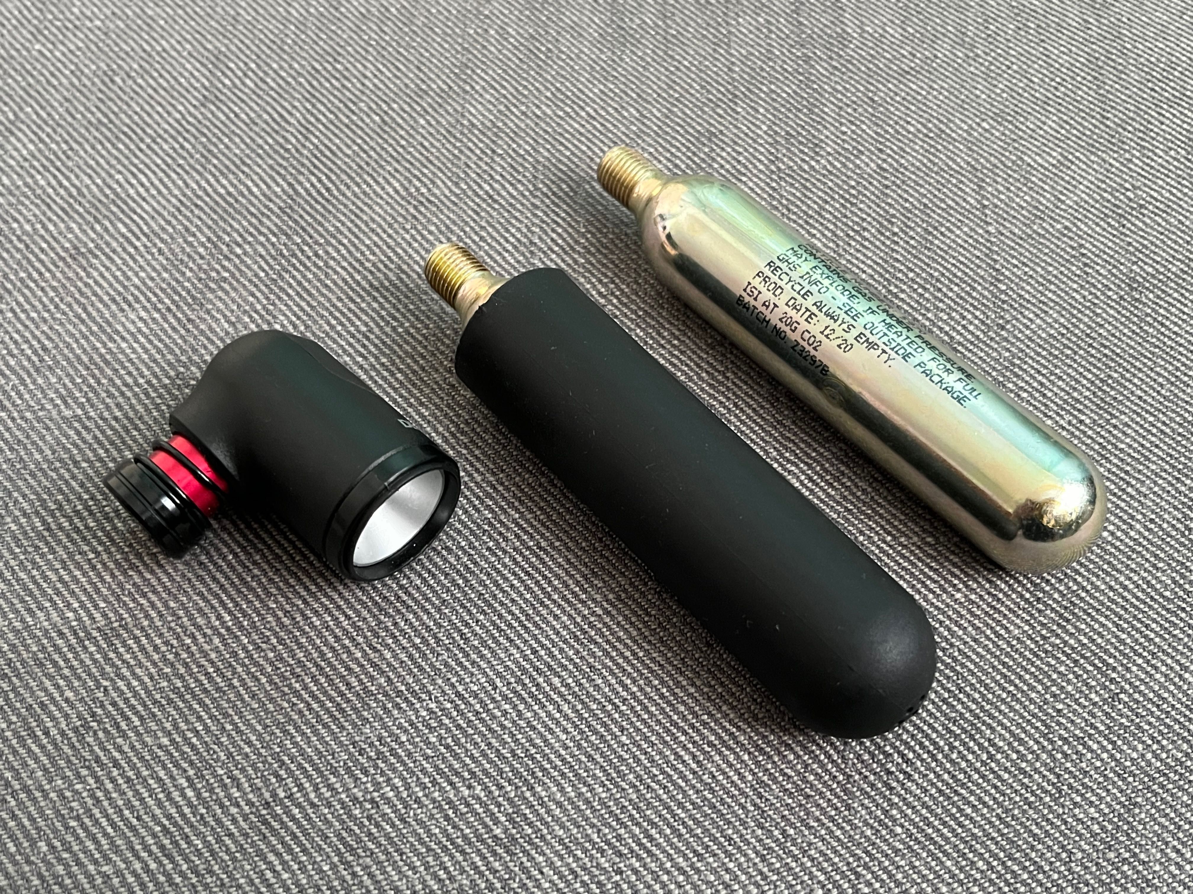 Pompka CO2 do roweru MTB + dwa naboje 20 gr - Rockrider Decathlon