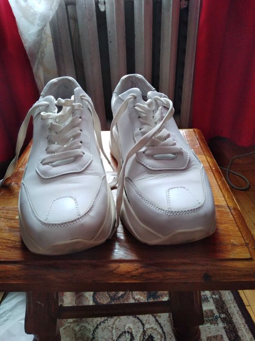 Шкіряні кросівки