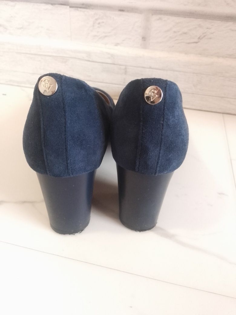 Granatowe buty na słupku