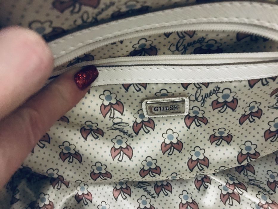 Guess torebka w kolorze delikatnego różu (nowa prawie)