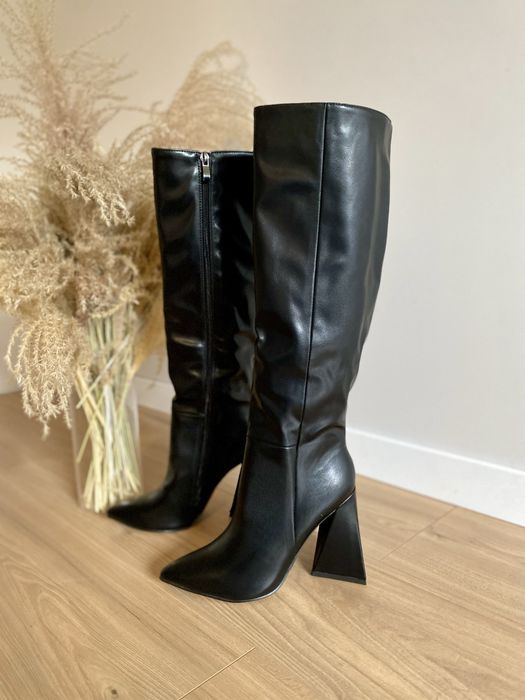 Czarne kozaki z szeroką cholewką na słupku idealne na jesień nowe