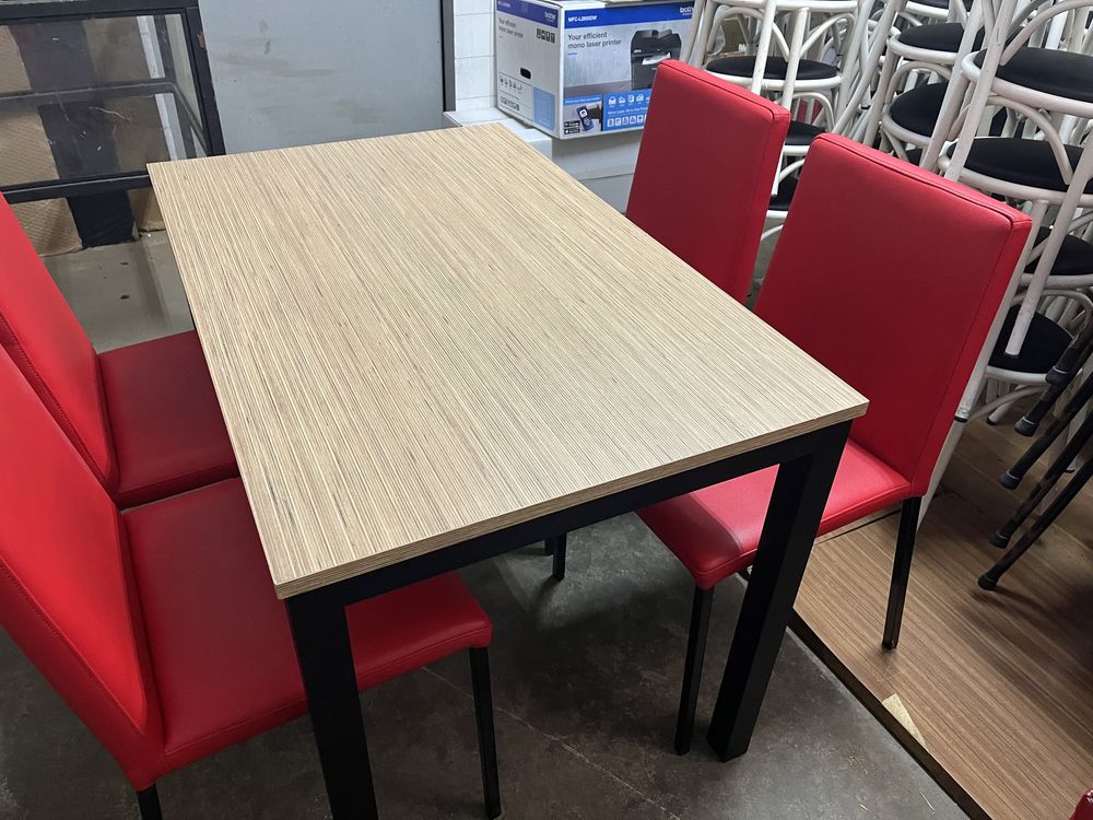 Mesa rectângular com 4 cadeiras forrada a vermelho