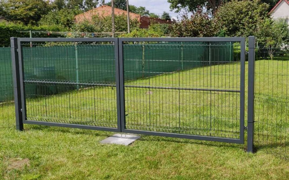 Brama dwuskrzydłowa 4000x1500 w komplecie. Grube słupy i panel 3D