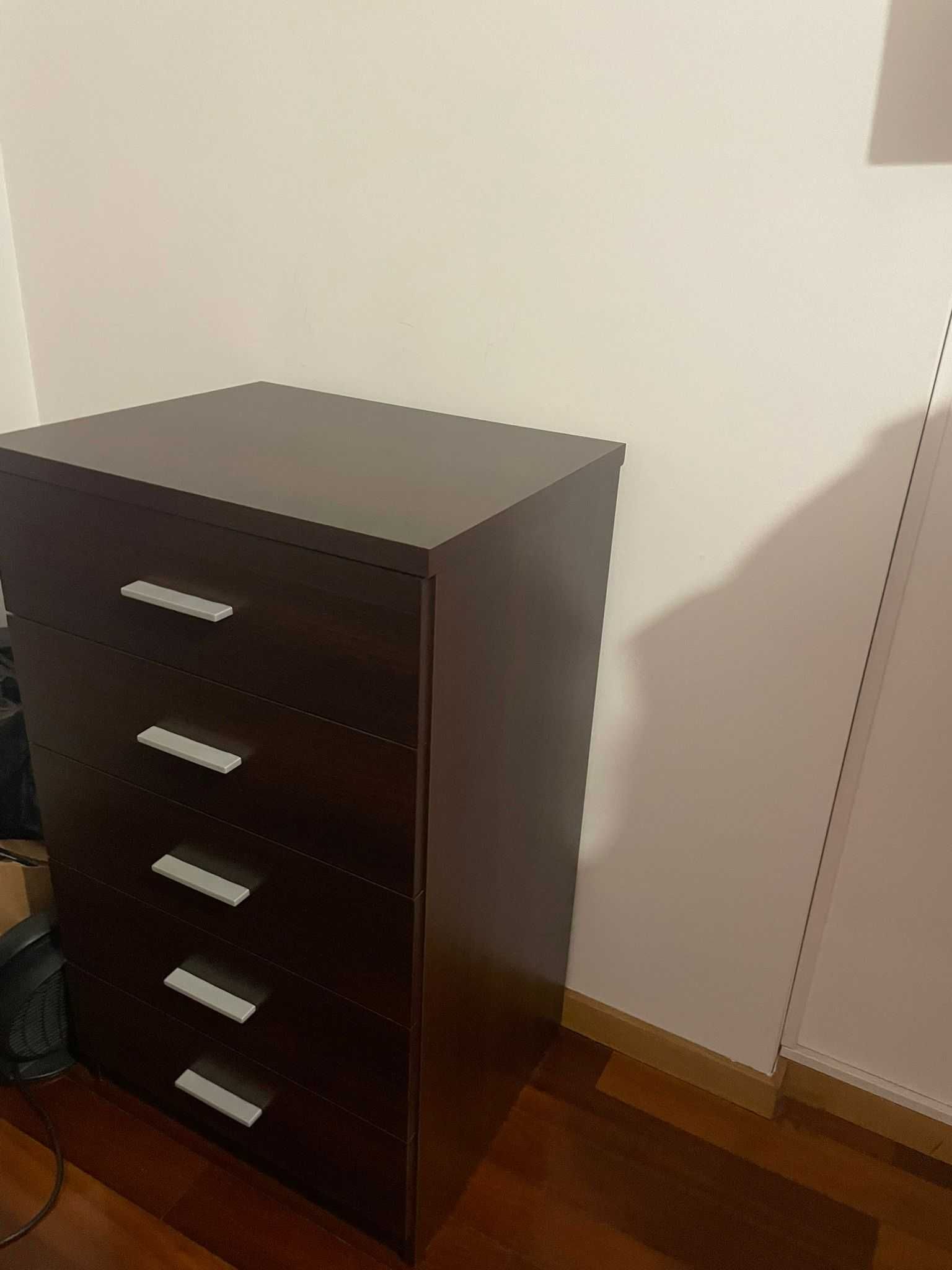 Cama c/ cabeceira estofada mais camiseiro e mesas de cabeceira