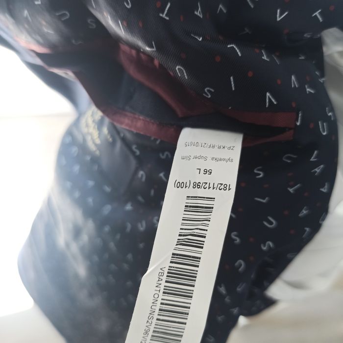 Garnitur Vistula z kamizelką, poszetką, paskiem oraz pokrowcem