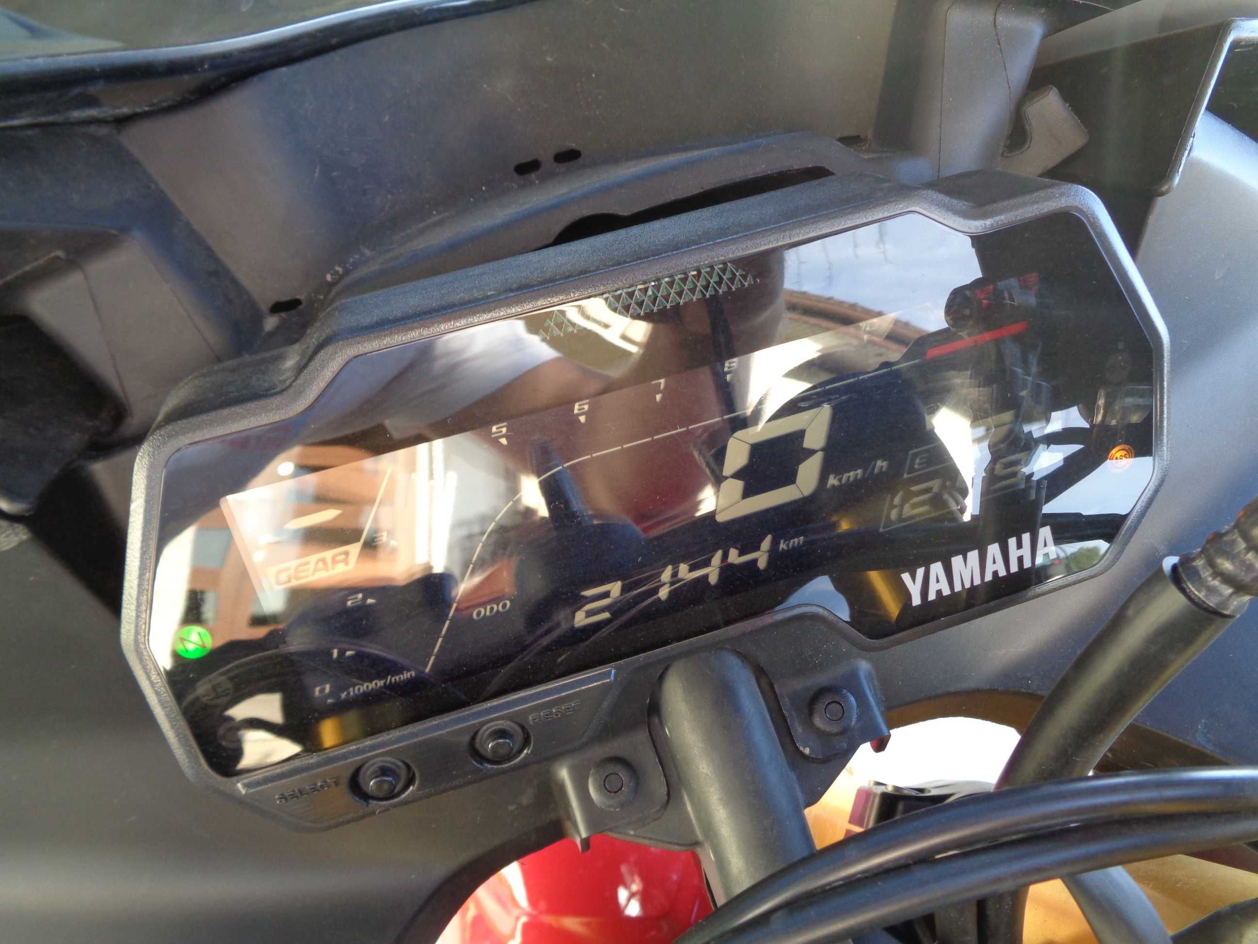 Yamaha YZF 125   z niskim przebiegiem.