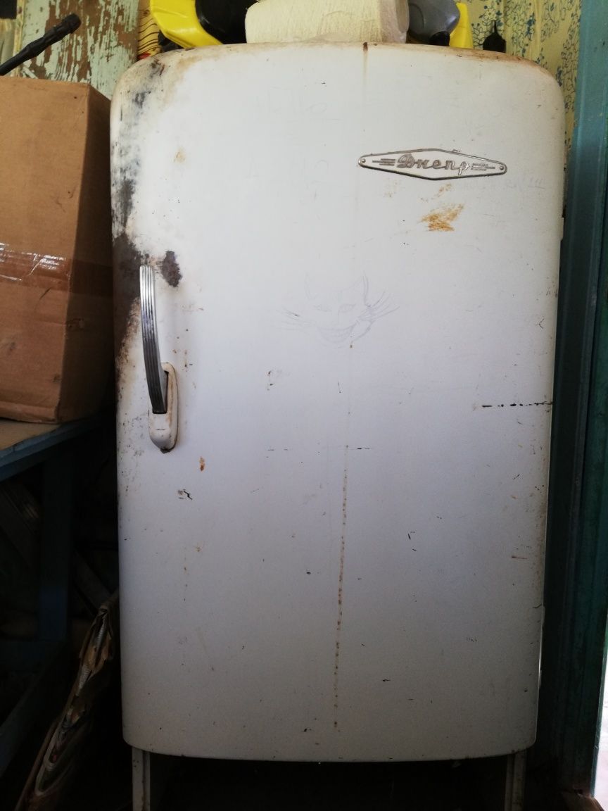 Рэтро холодильник "Днепр" в рабочем состоянии.