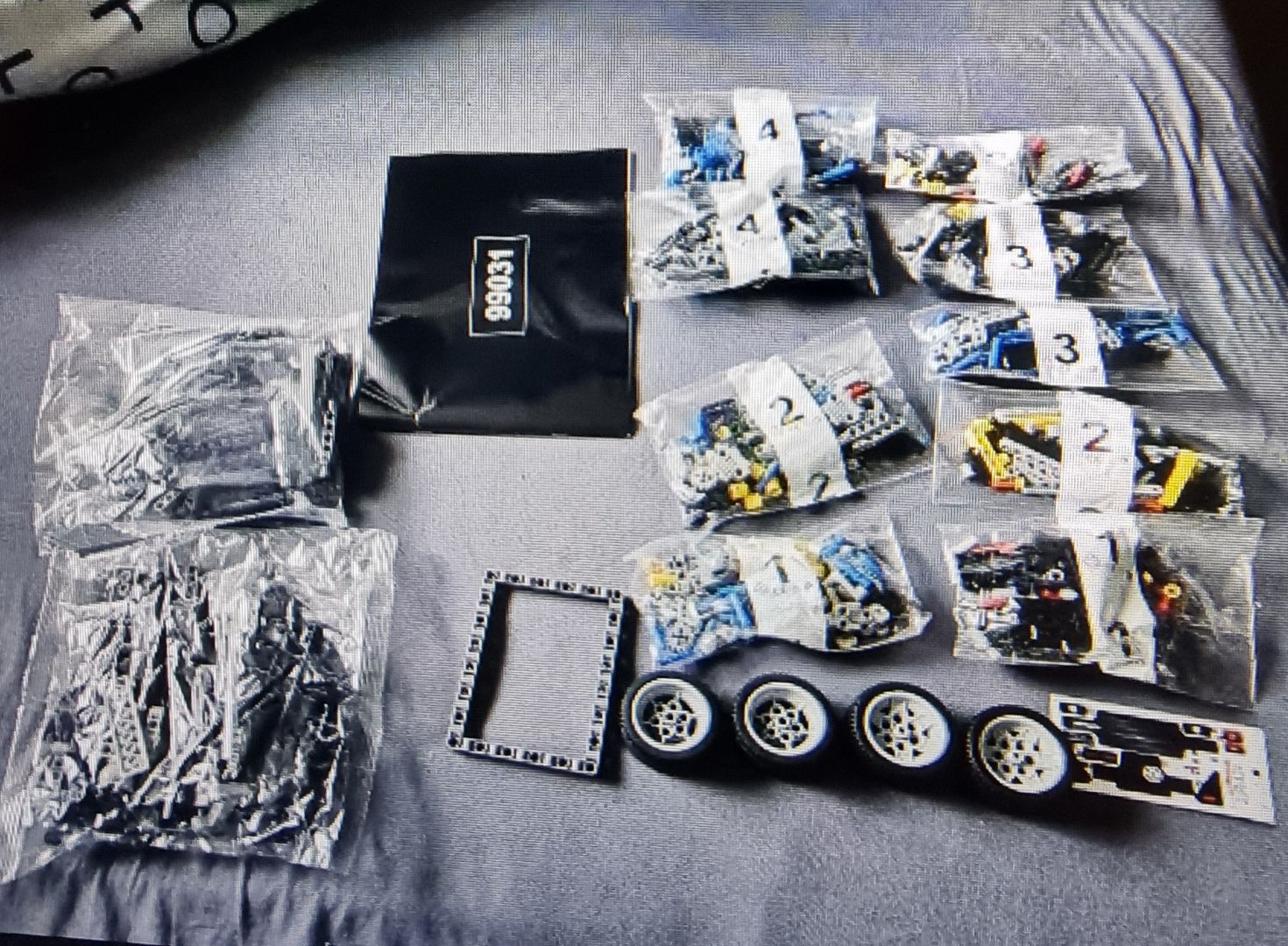 Lepin 42111  dodge charger szybcy i wściekli 1077 szt. Klocki  39 cm