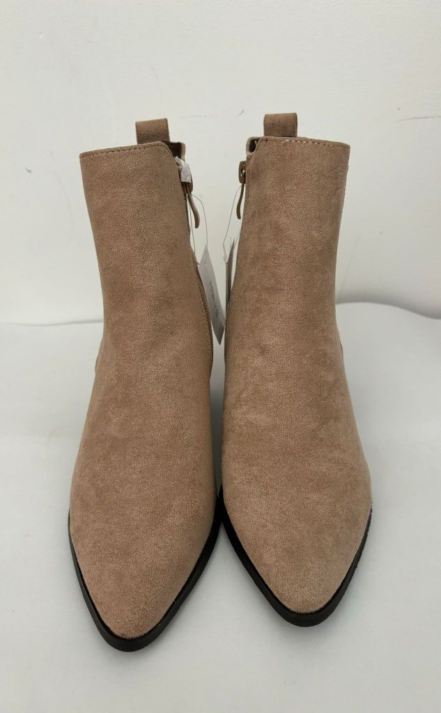 Botas bege com salto