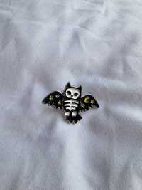 Przypinka pin pins wpinka broszka sowa szkielet halloween alternatywka