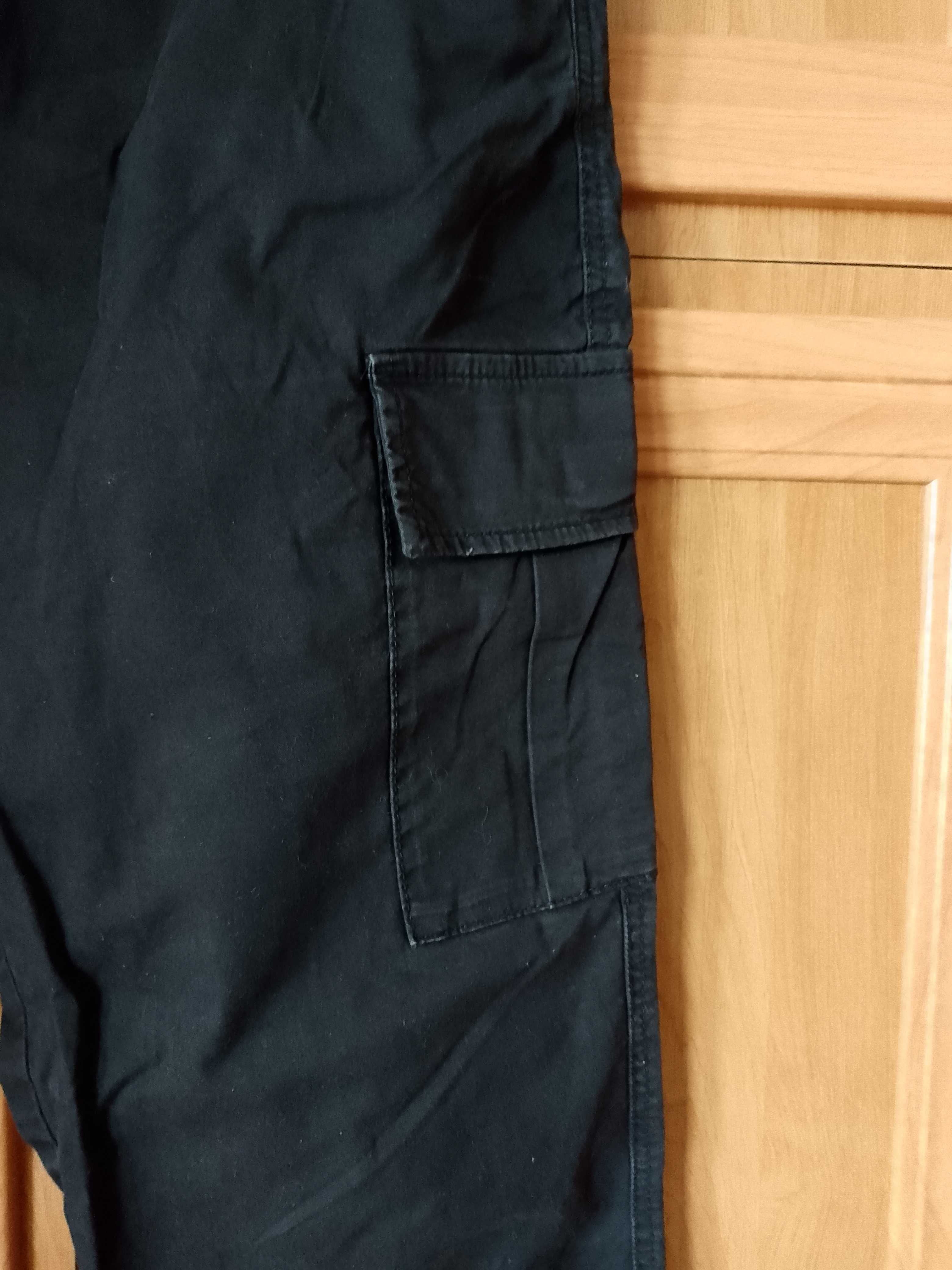 czarne spodnie z kieszeniami cargo joggery bojówki