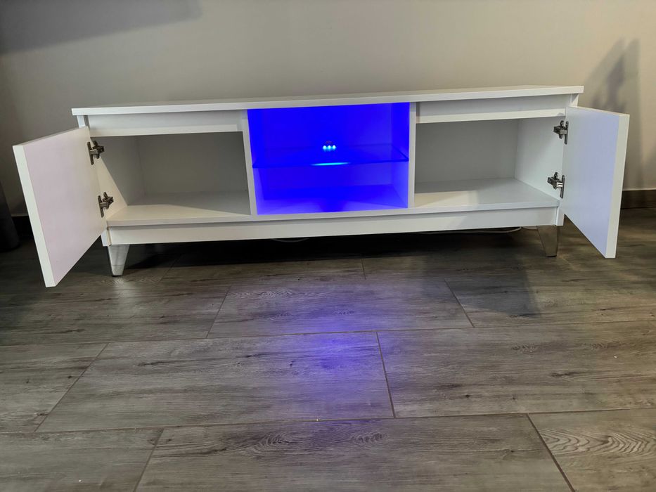 Szafka rtv ze szklaną półką i oświetleniem do salonu
