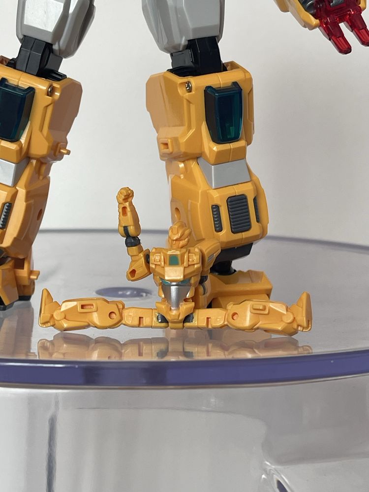 Robot transformer Thunderbolt, Dison
