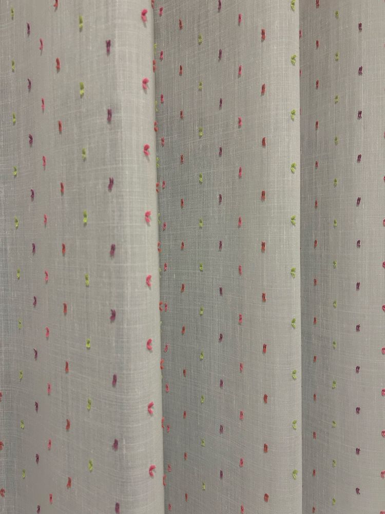 Cortinas brancas com pontos rosa, roxo, verde