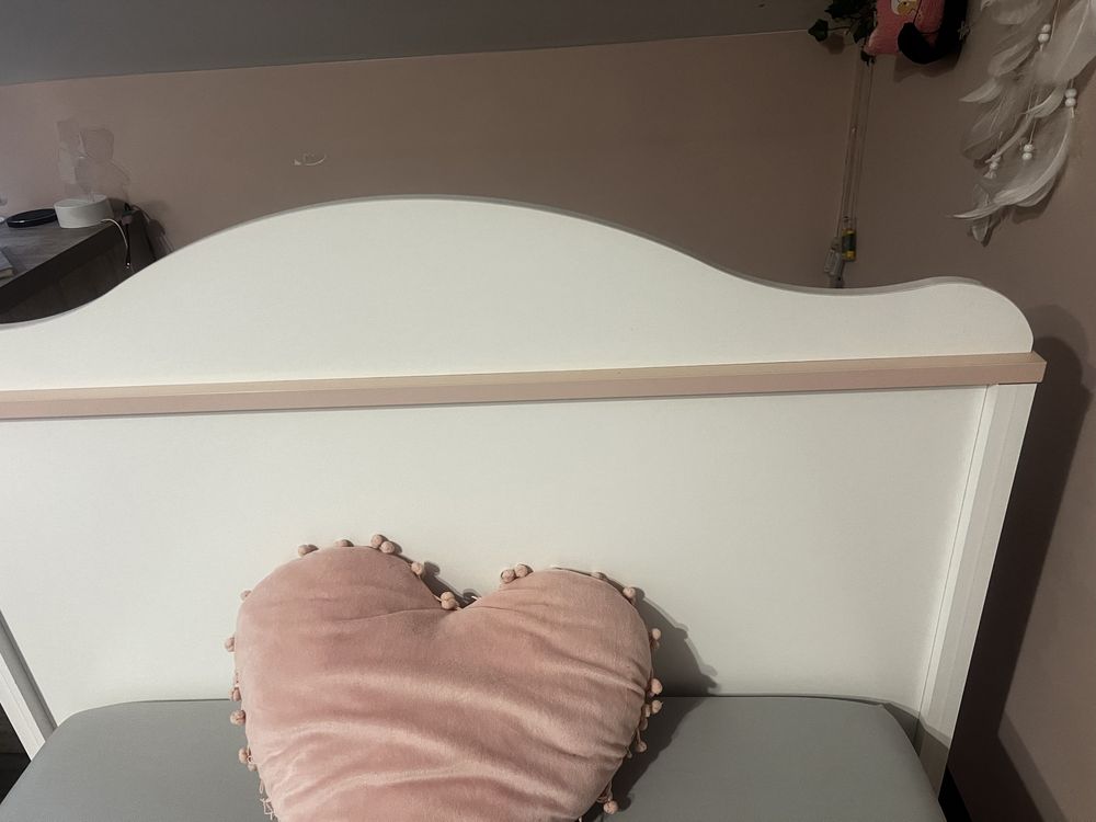 Łóżko dla dziewczynki z materacem w stanie bdb