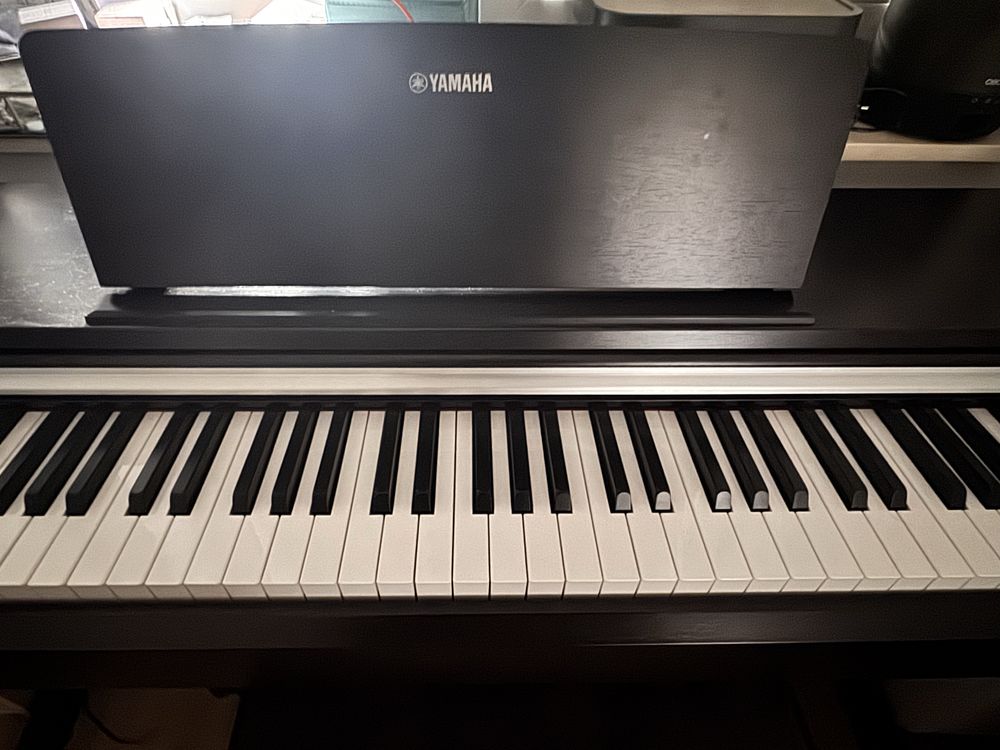 Pianino cyfrowe z krzesłem