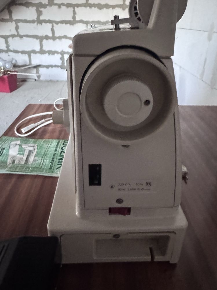 Maszyna do szycia Łucznik model  877 z lat 80