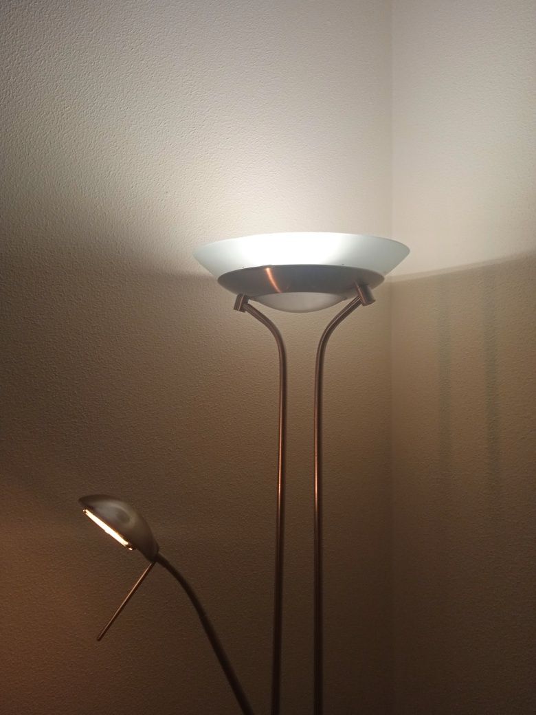 Candeeiro de pé com duas luzes