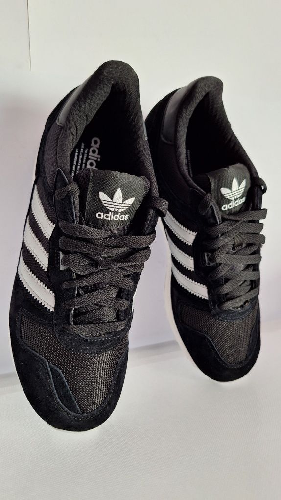 Buty sportowe nowe Adidas w modnym czarnym kolorze Rozmiar 42