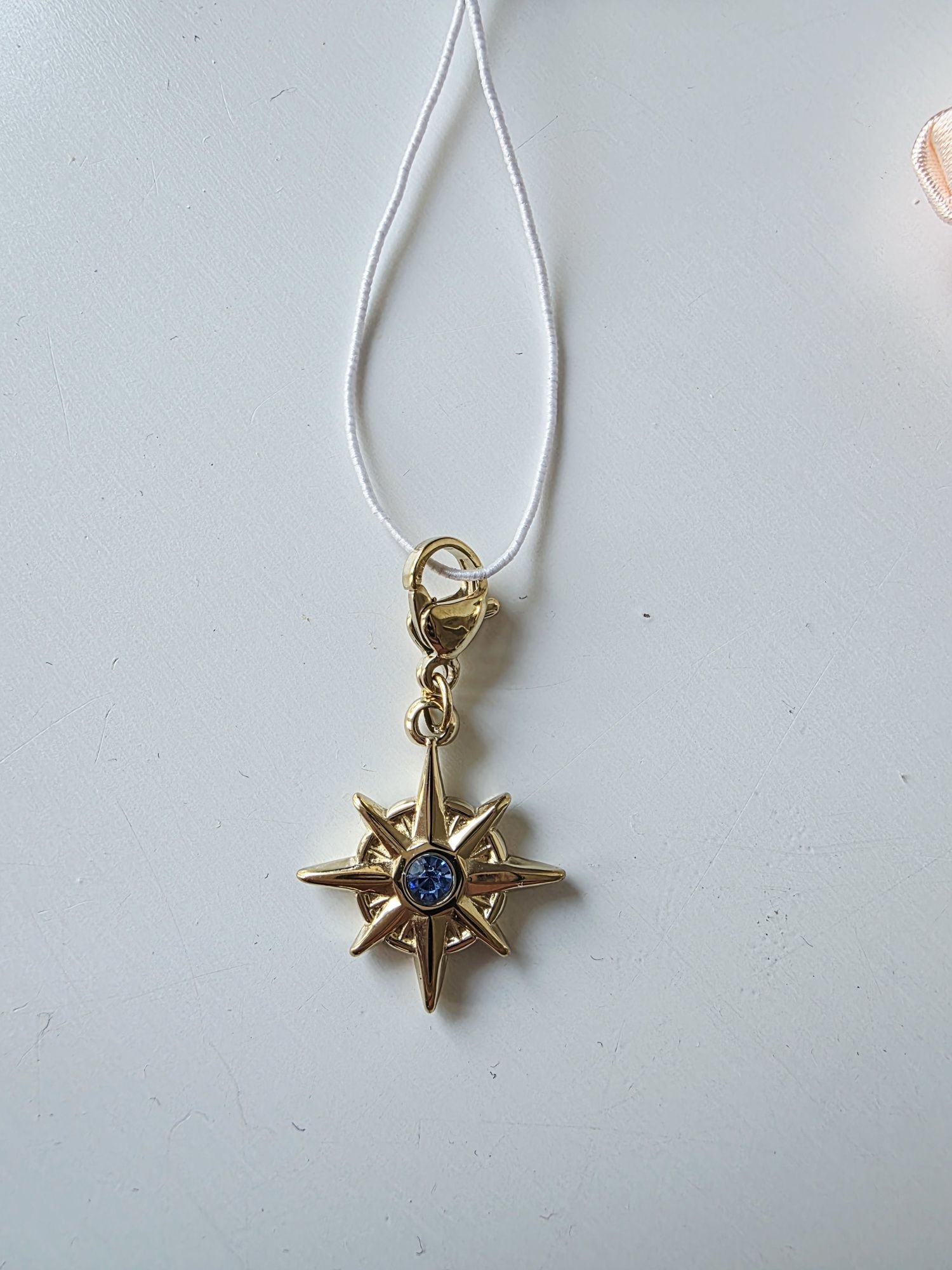 Charms zawieszka Vezzi róża wiatrów stal pozłacana gwiazda