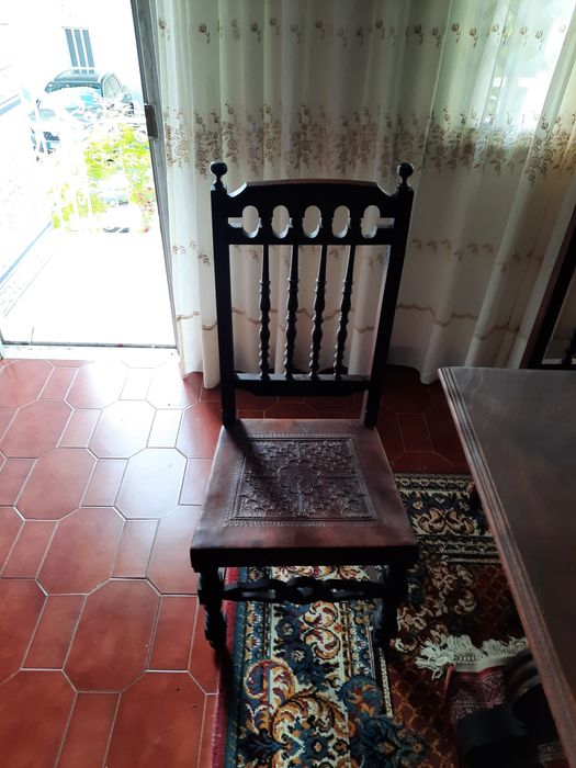 Mobília de sala composta por mesa cadeiras e móvel