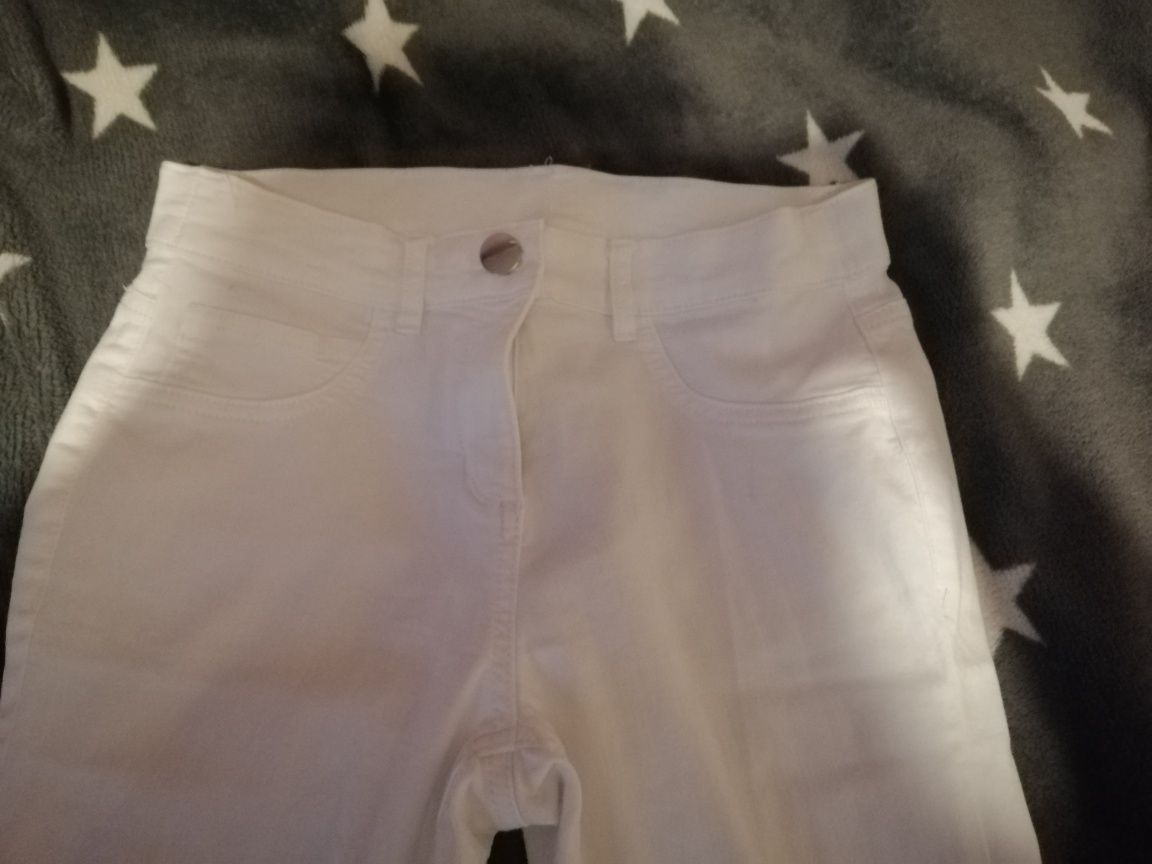 Białe spodnie jeasnowe