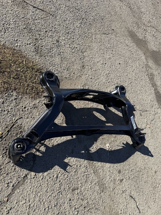 Подрамник задний Mercedes  w124 в хорошем состояние