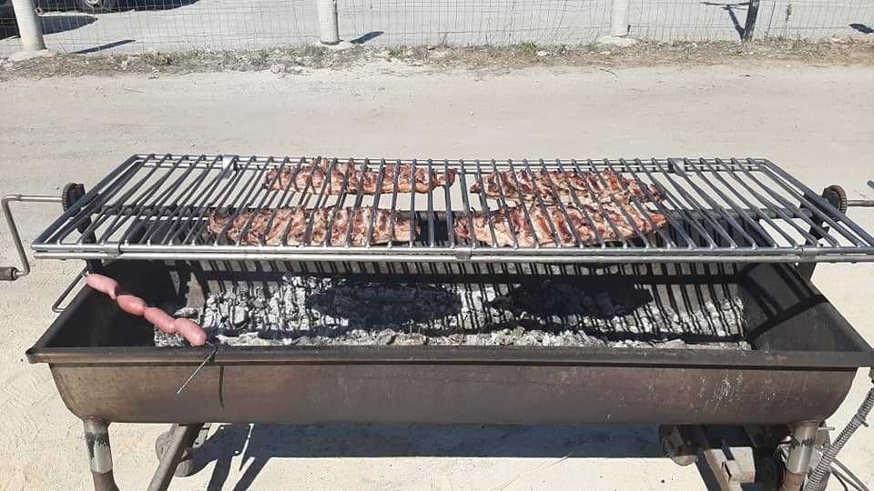 porco no espeto e grelhados no carvão