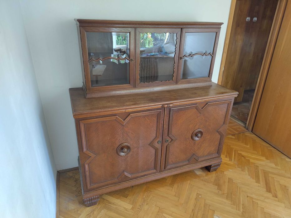 Stary, solidny kredens