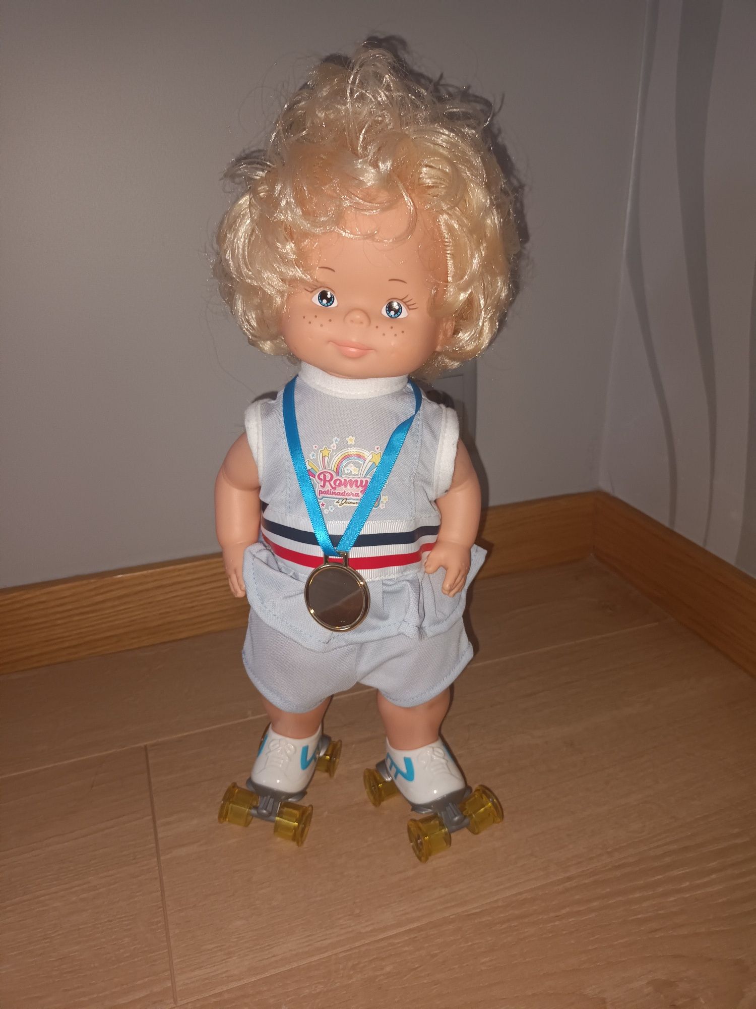 Boneca patinadora Romy