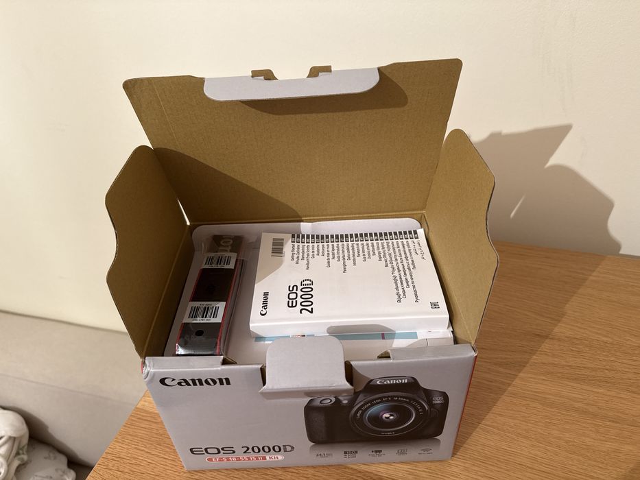 Maquina Canon EOS 2000D