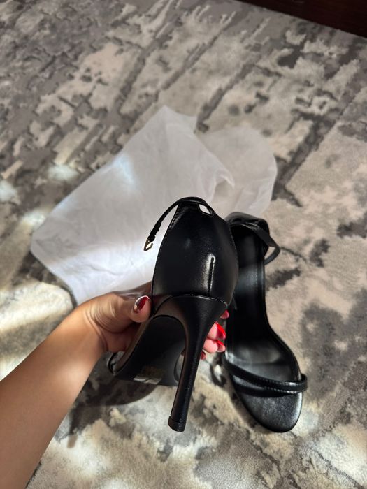 Босоніжки на каблуку, підбори, нові!