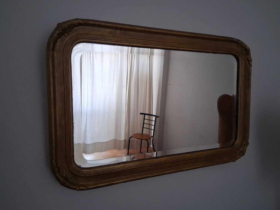 Espelho antigo com moldura dourada