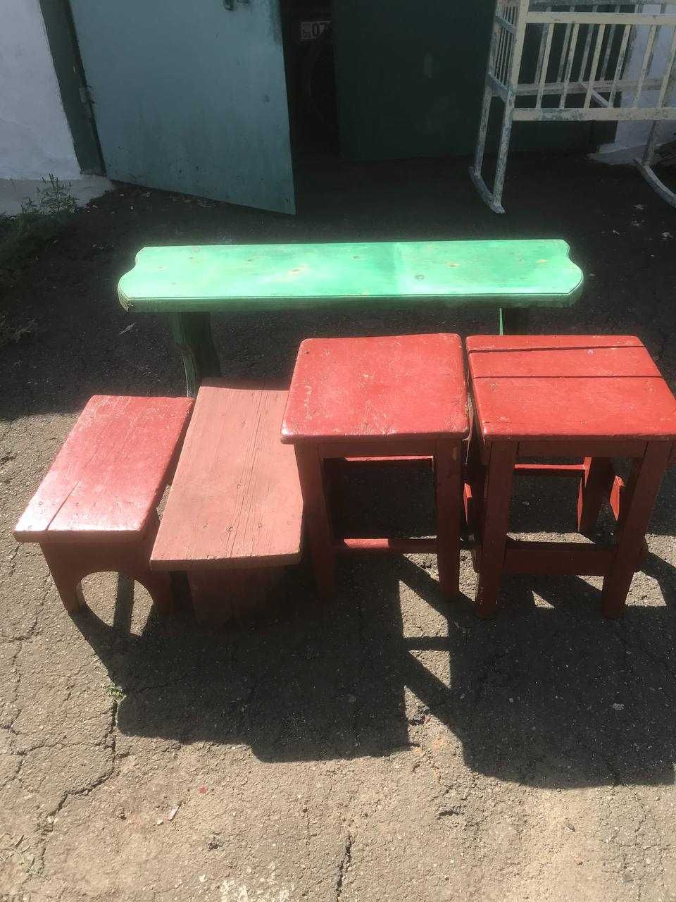 Продам комлект стільців, табуреток і лавка.